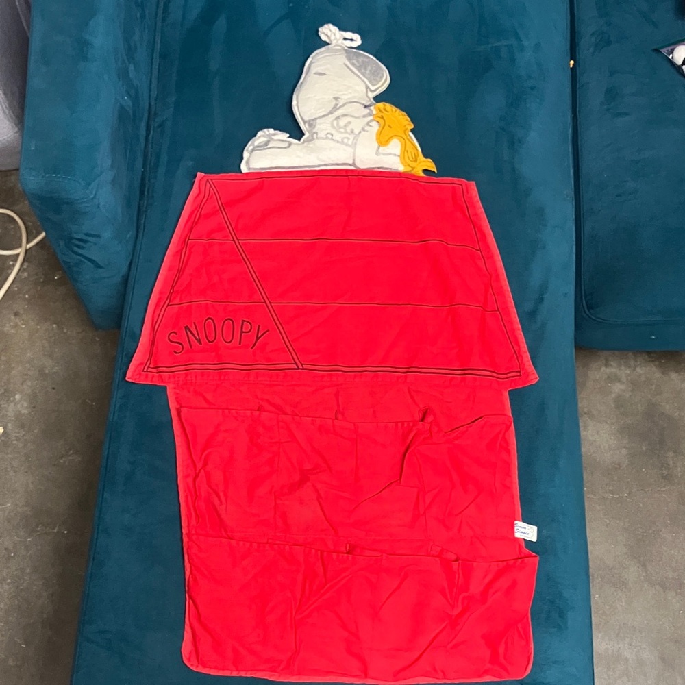 1972 Peanuts Doghouse Shoe Holder (Red) 8 Pockets